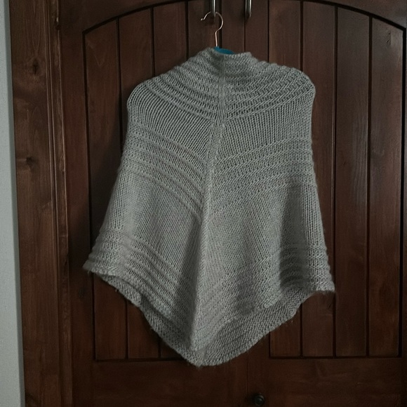 Raffael Bettini-Gray poncho - Picture 1 of 3